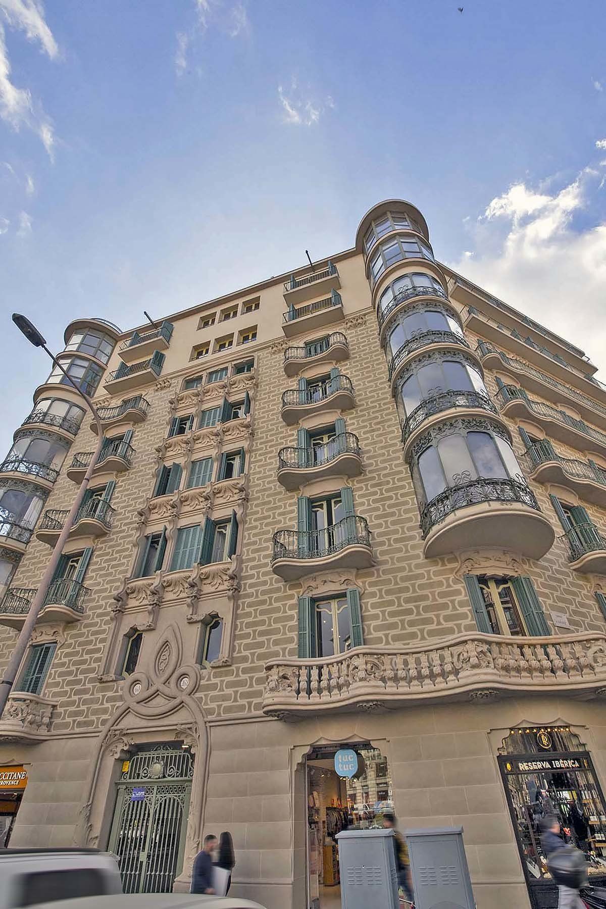 Perspectiva exterior de la restauración del edificio,  esquina, muestra ambas fachadas laterales, a punto de vista de suelo hacia cielo,