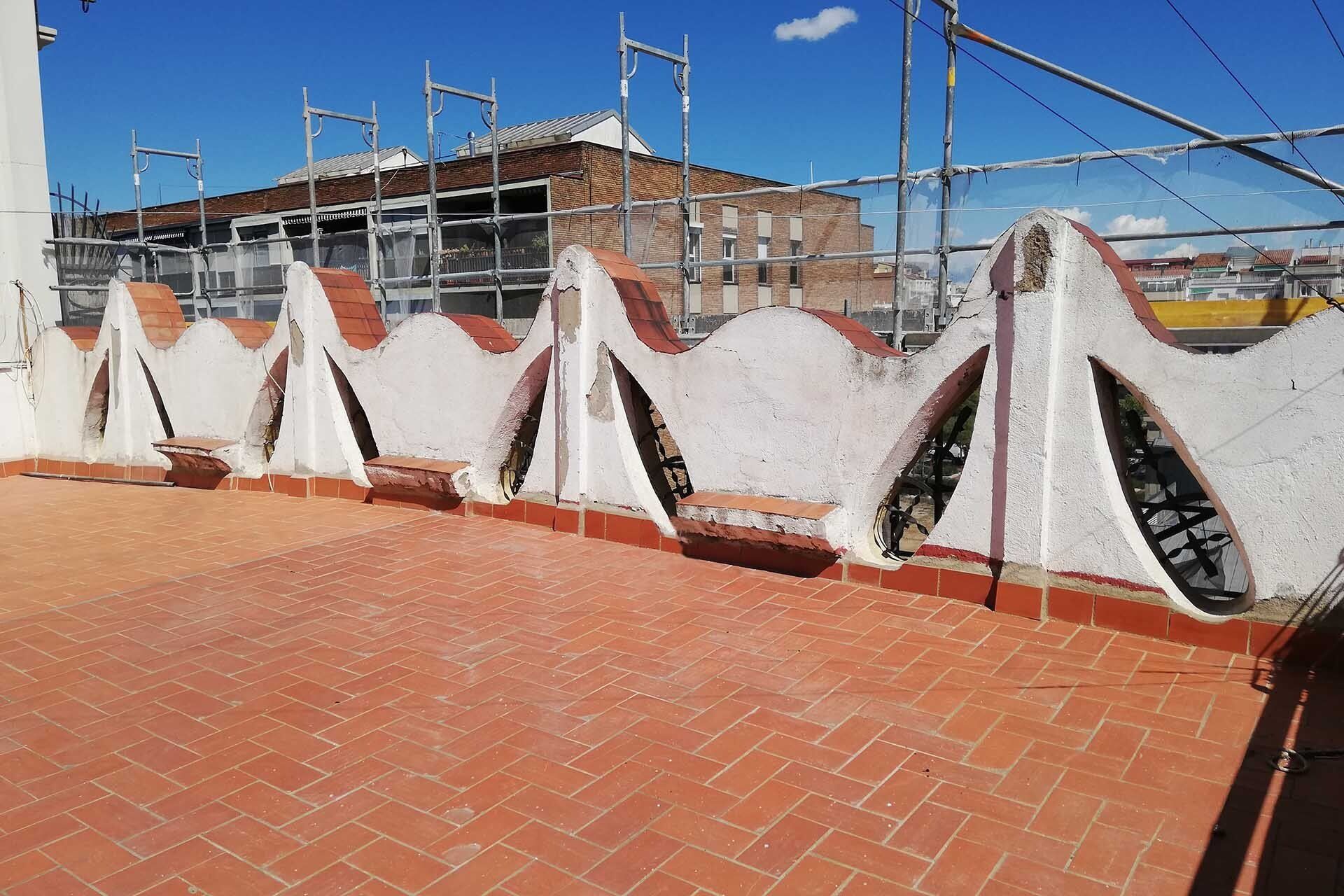 Fachada frontal restaurada,  primer plano  5 pisos más esquinas