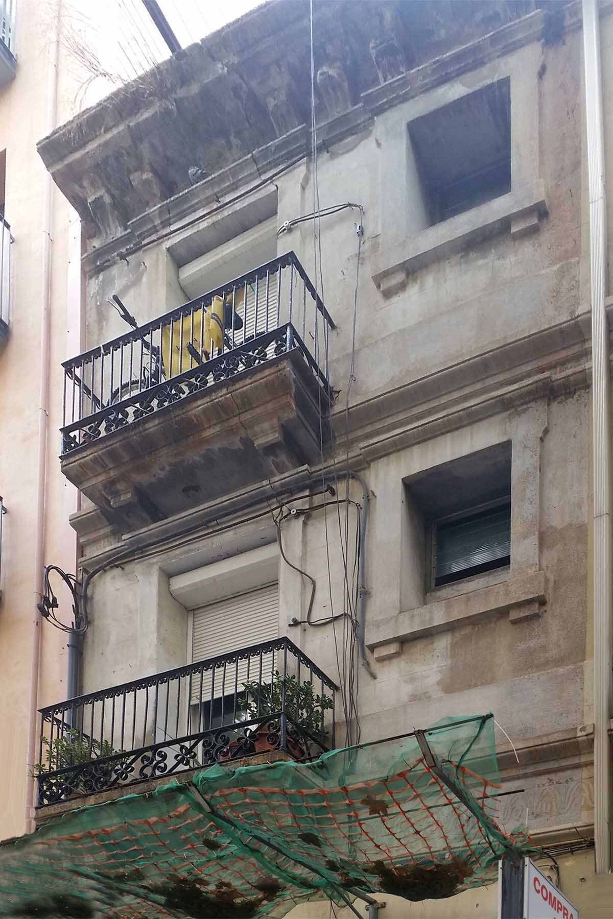 Fachada frontal restaurada, primer plano 5 pisos más esquinas