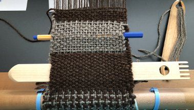 Mit zwei Kämmen auf dem Rigid Heddle Loom weben