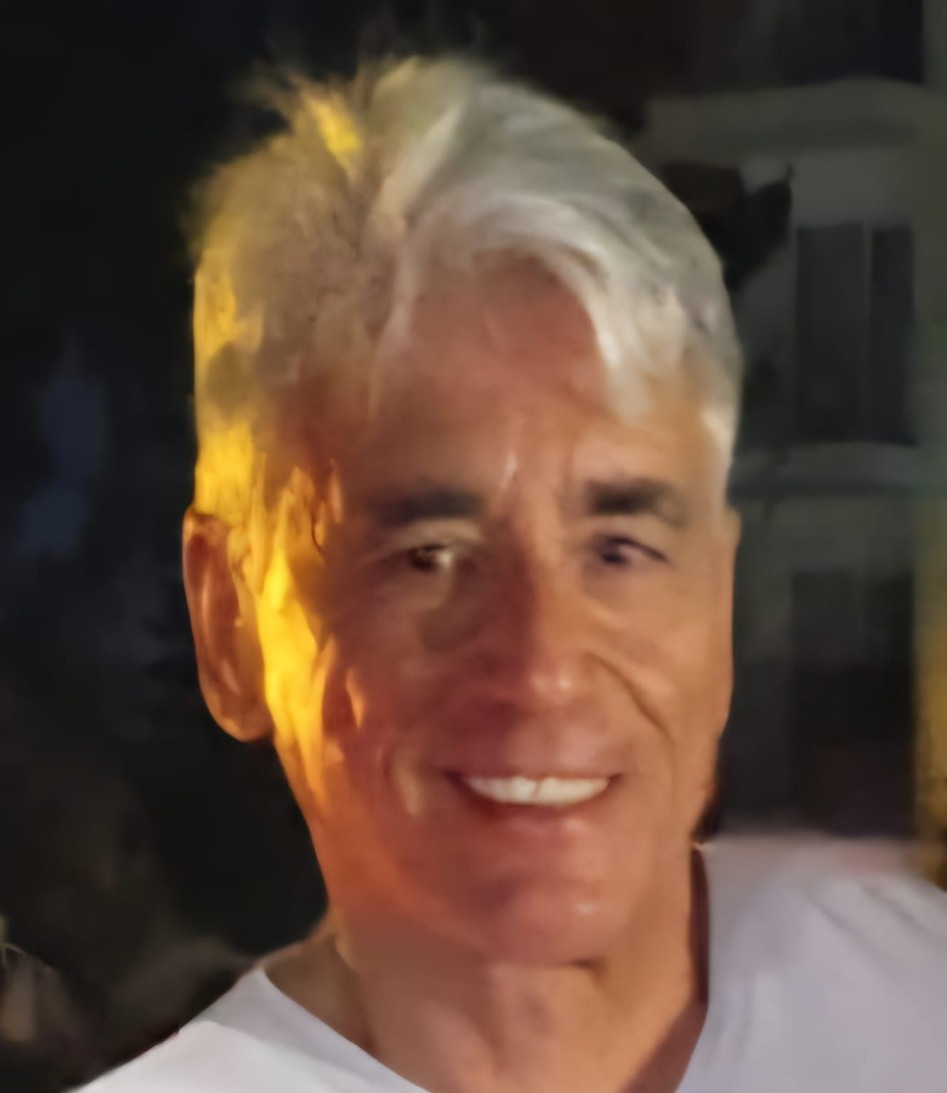 Desde la concepción de la Psicología y la psicoterapia como una actividad completamente vocacional, considero que mi labor se desarrolla desde una óptica integradora adaptada, siempre, a las personas a las cuales he de acompañar en su proceso de cambio, adaptación o superación.
Acompañar a las personas dentro de un contexto de confianza, seguridad, confidencialidad y sin enjuiciamientos; para que sean capaces de llevar el timón de su vida hacia un mejor bienestar emocional y desarrollo personal.