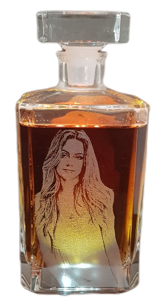 Beleuchtete Karaffe mit Frau als Fotogravur