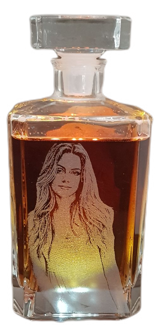 Beleuchtete Karaffe mit Frau als Fotogravur