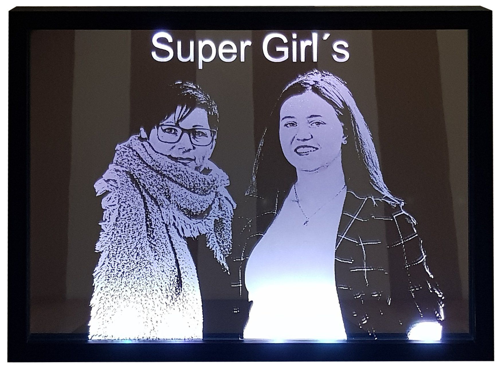Beleuchteter Spiegel mit 2 Frauen als Fotogravur und Super Girls als Textgravur