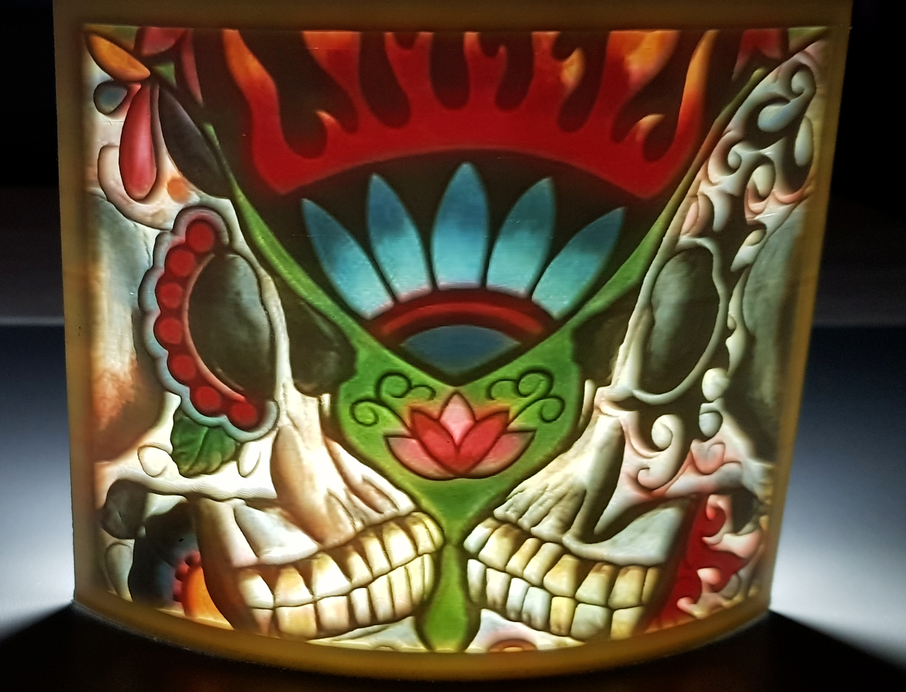 Beleuchtetes Lithophane mit Totenschädel in Farbe