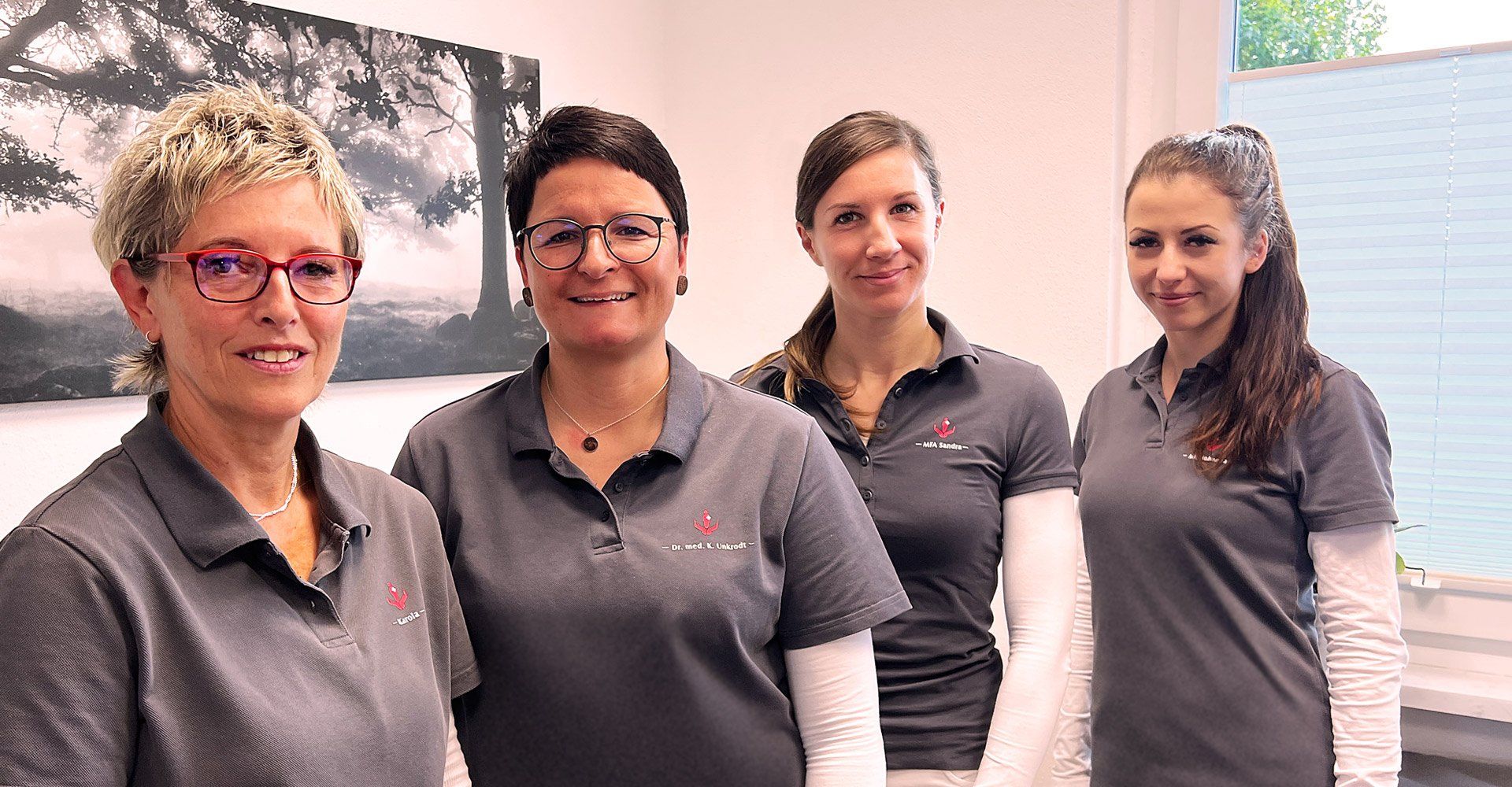 Das Praxisteam stellt sich vor Team von Dr. Kathrin Unkrodt Hausarzt im Oderbruch in Neulewin