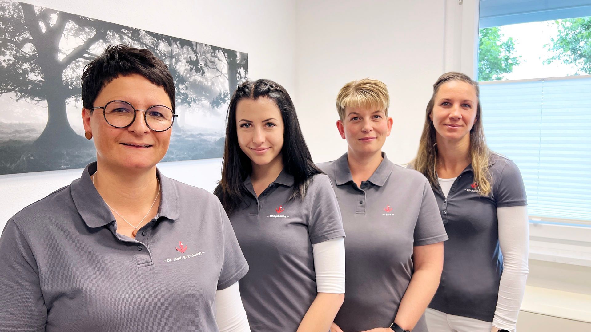 Das Praxisteam stellt sich vor Team von Dr. Kathrin Unkrodt Hausarzt im Oderbruch in Neulewin