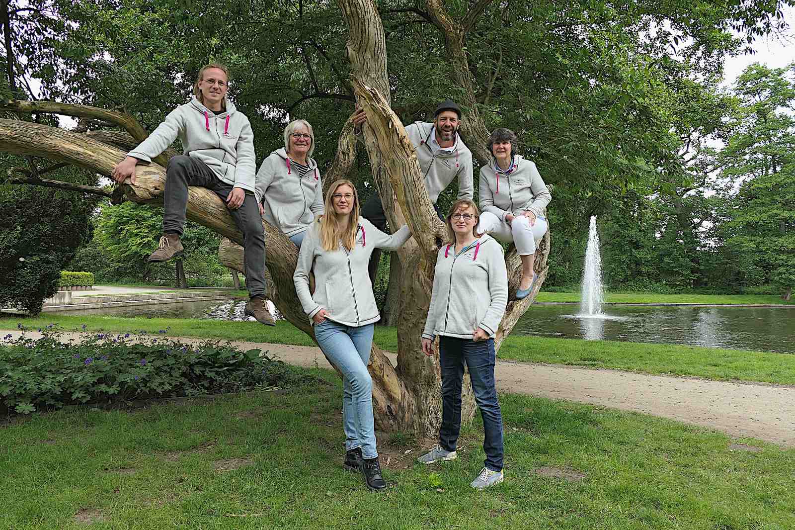Naturpark Lüneburger Heide Team mit den neuen Bio-Fleecejacken von der Lightgreen Modemanufaktur