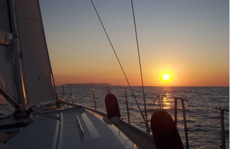 Crociere in barca a vela al tramonto con aperitivo, Sardegna, Bosa