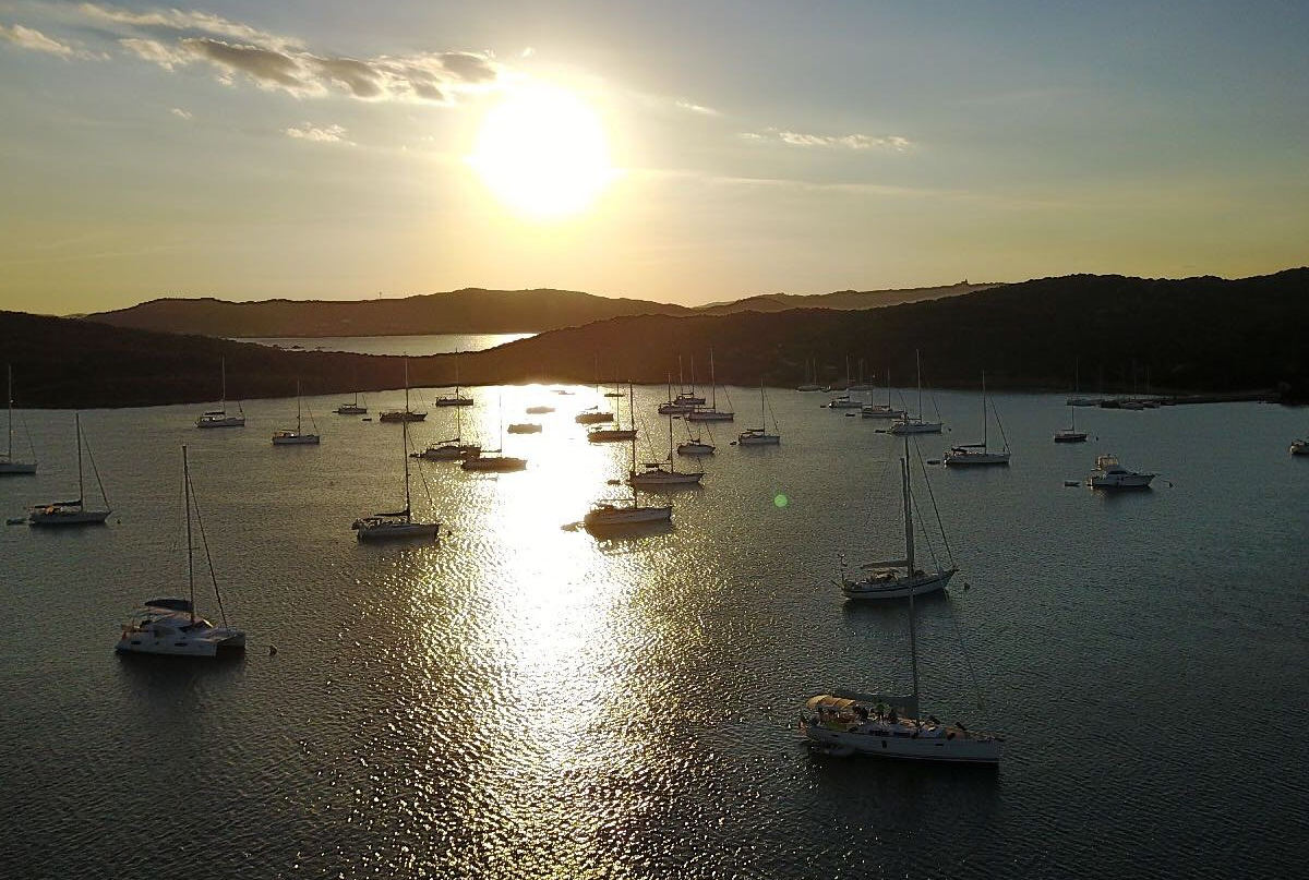 Pernotto in rada in barca a vela Sardegna