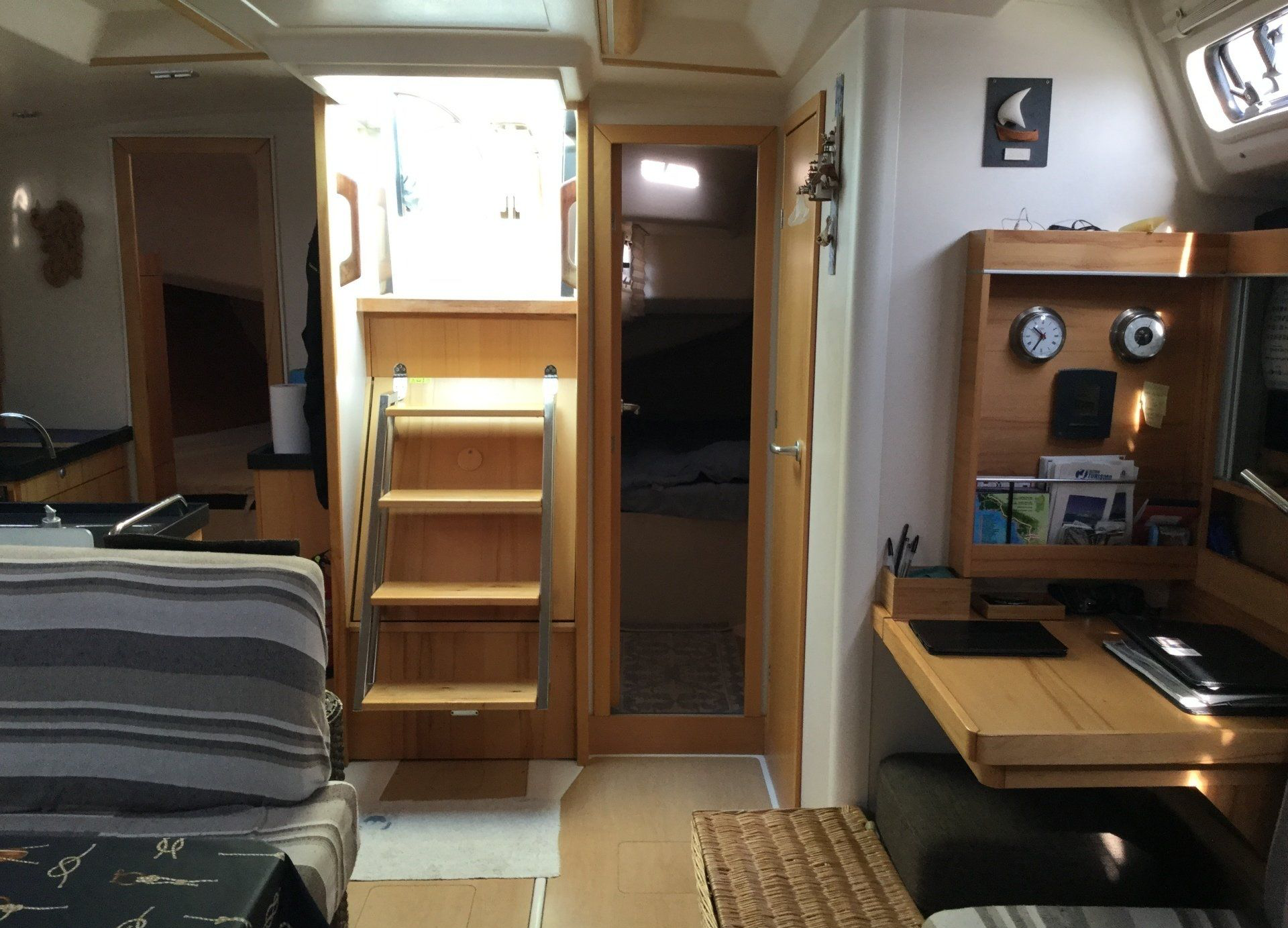 Barca a vela sotto coperta