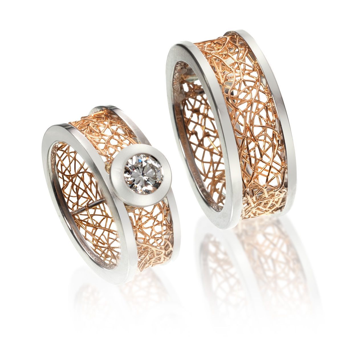 Eheringe, mit unregelmäßig geflochtenem Golddraht, mit schmalen Platinschienen, Damenring trägt einen großen Diamanten.