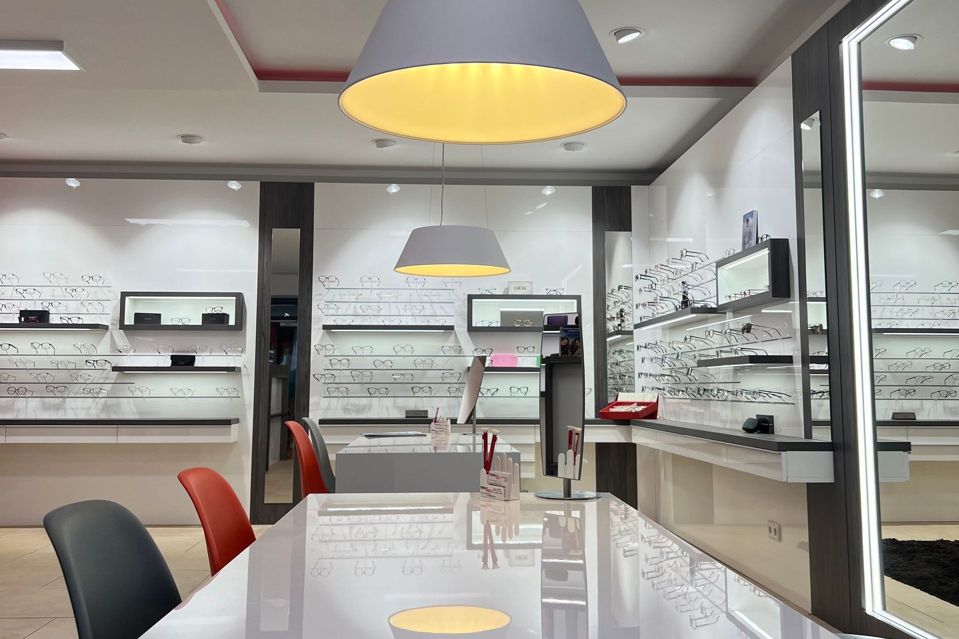 Innenansicht des verkaufsbereichs des PRISMA Optik Stores in der Leuchtenbergstraße 2, Ismaning, mit stilvollem und modernem Ambiente