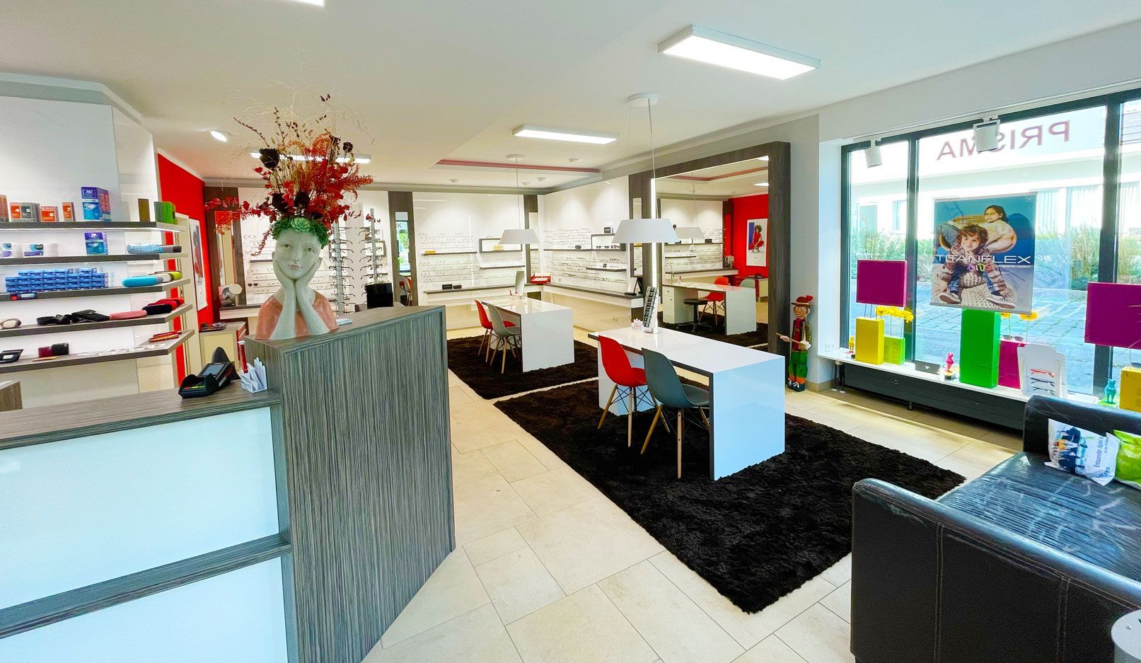 Ansicht des des PRISMA Optik Stores in der Leuchtenbergstraße 2, Ismaning, mit stilvollem und modernem Ambiente