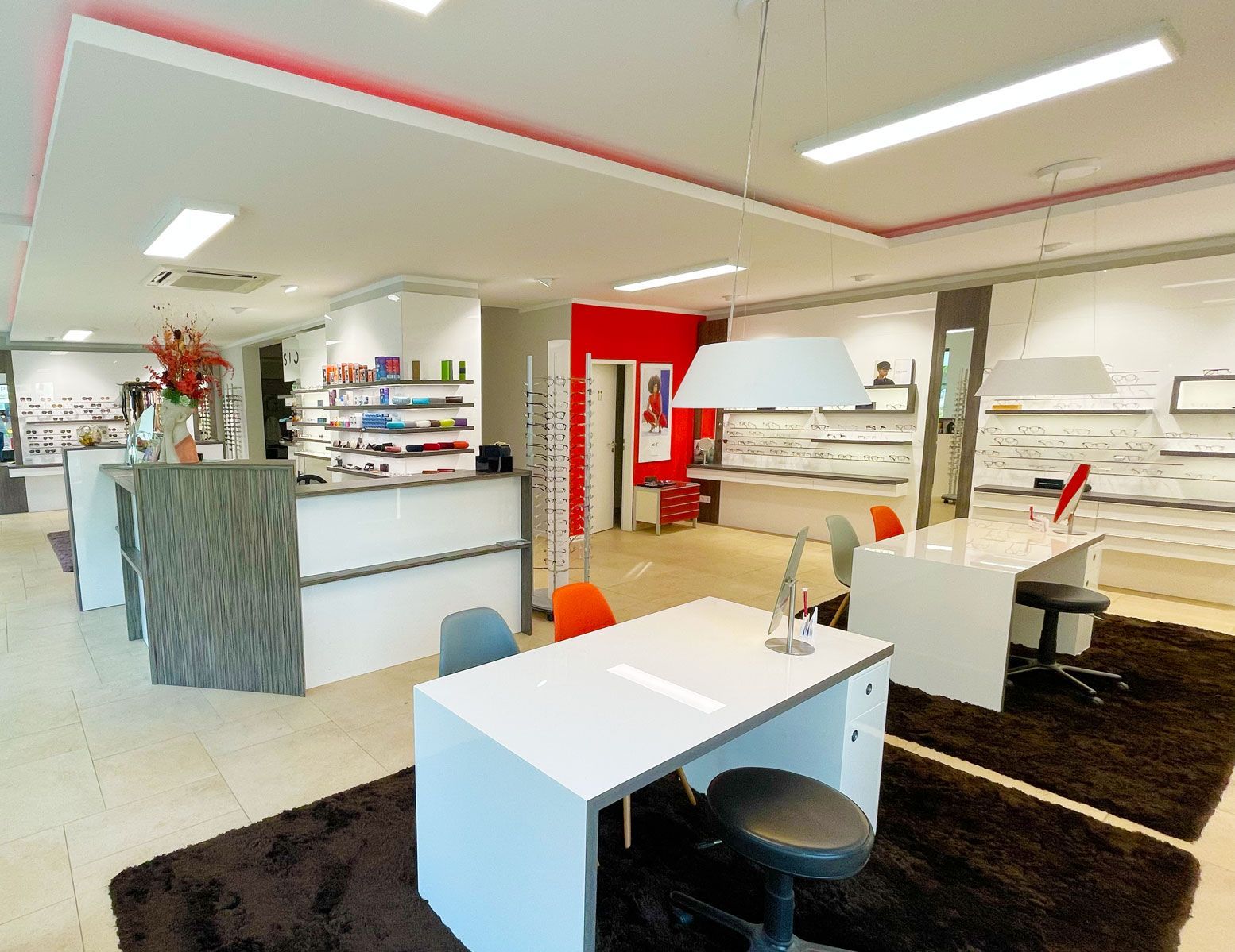 Innenansicht des PRISMA Optik Stores in der Leuchtenbergstraße 2, Ismaning, mit stilvollem und modernem Ambiente