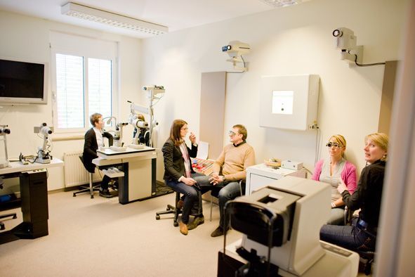 Optikerteam bei der Beträuung von Kunden