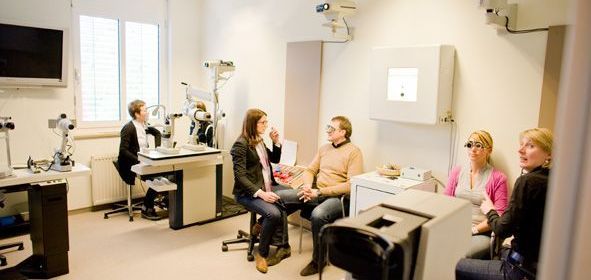 Optikerteam bei der erklärung des FO-Trainings