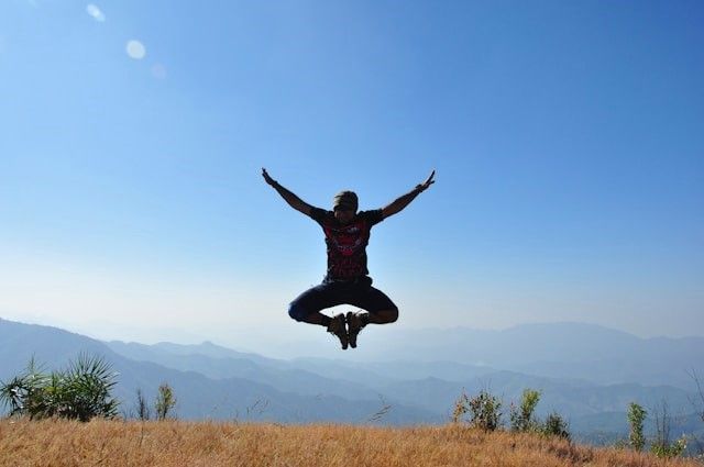 Hüpfen und in die Luft springen