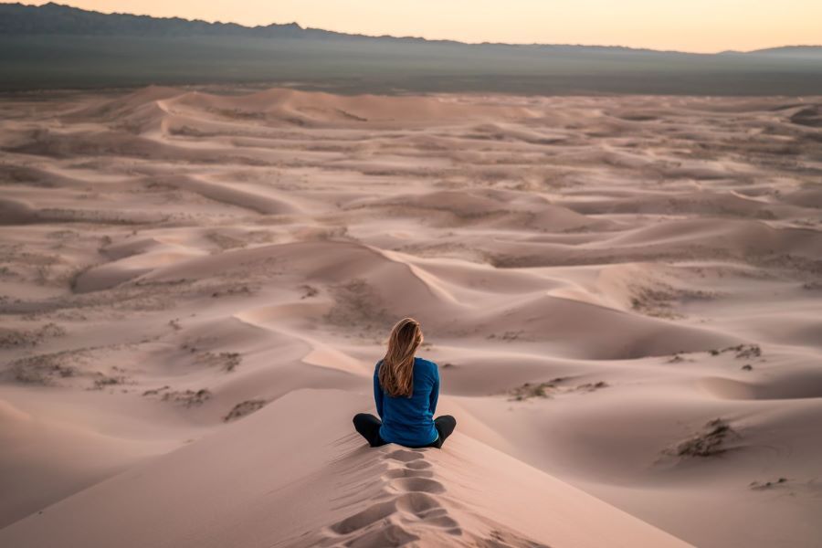 Wüste, Stille, Weite, zur Ruhe kommen, Meditationssitz, Konzentration nach Innen. Frieden