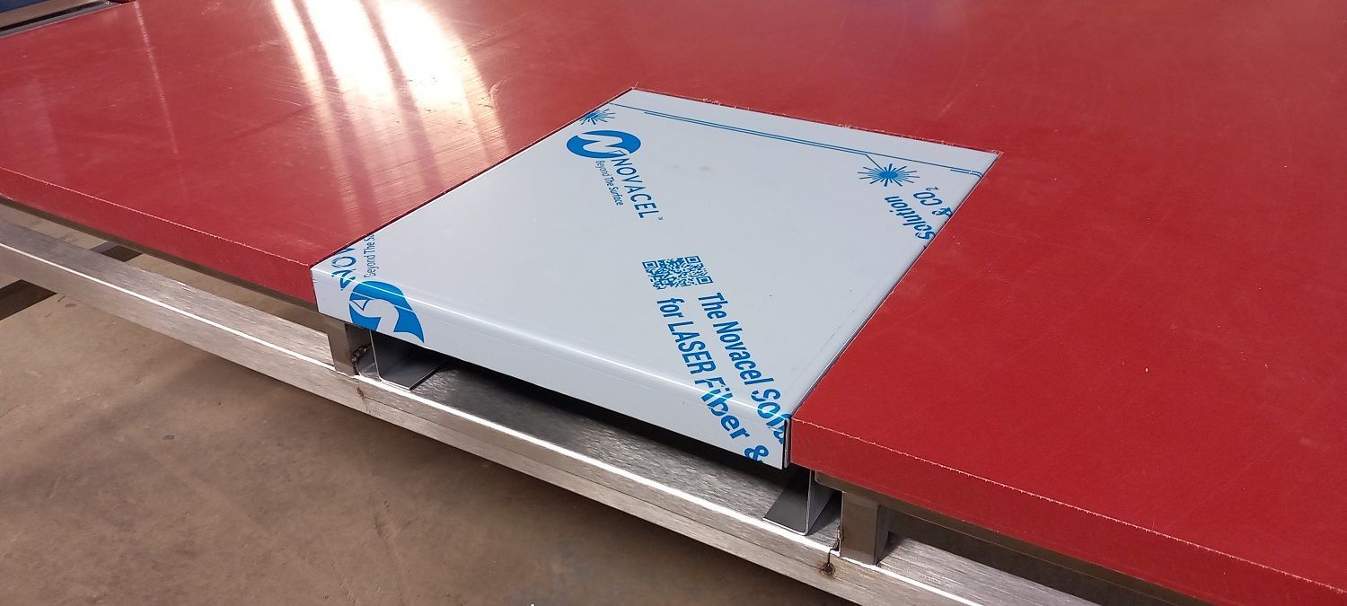 PE 500 Polyethylen Schneidetisch mit Nischenausschnitt & Nischenabdeckung