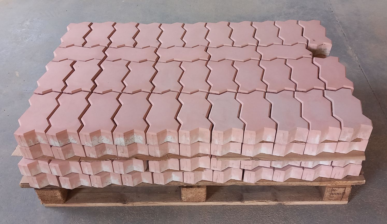 Zickzack-Pflastersteine aus Beton in Rot Zickzack-Pflastersteine aus Beton in Rot