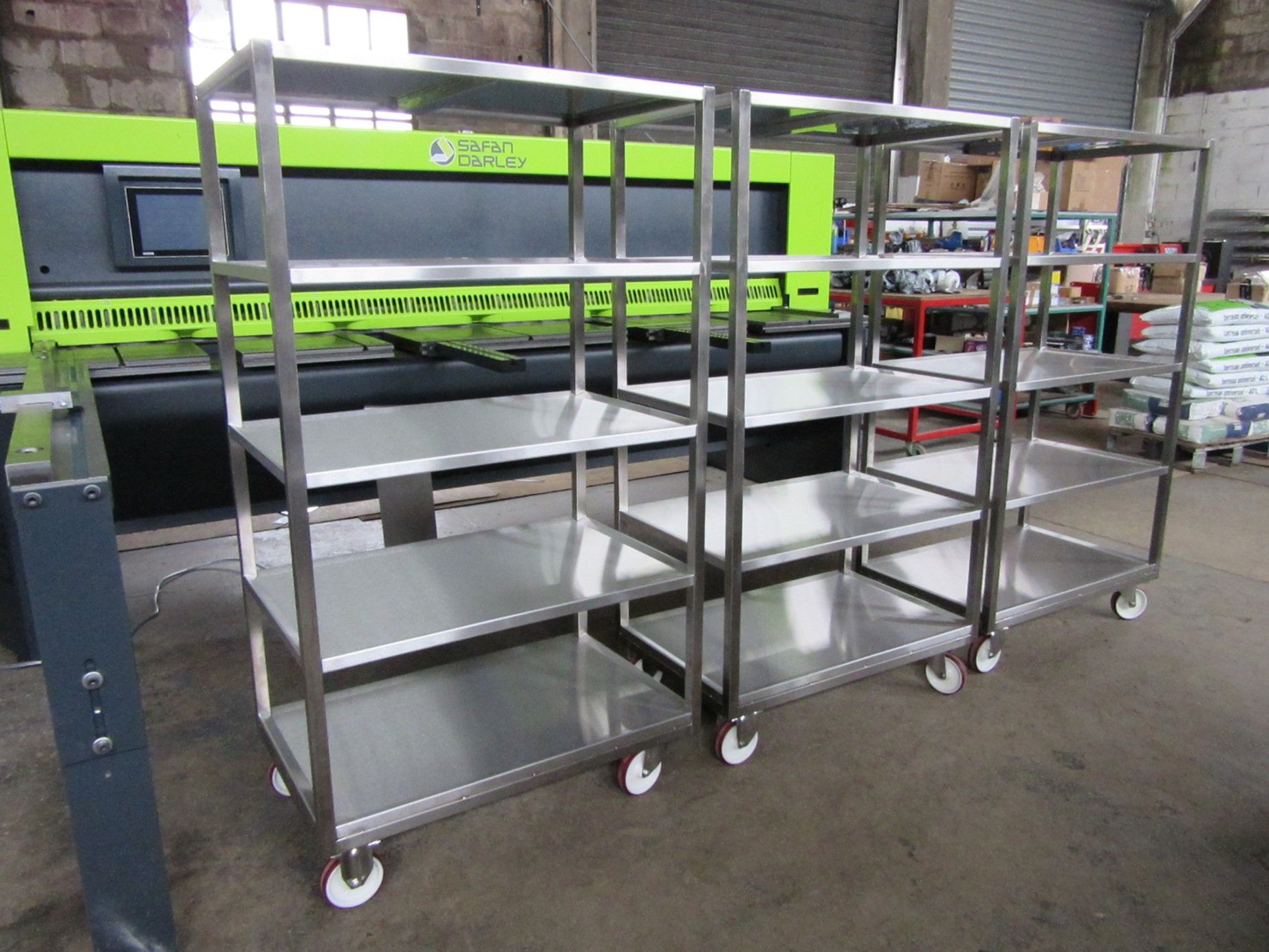 Wurstliegewagen aus Edelstahl Wurstliegewagen aus Edelstahl