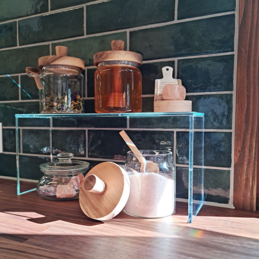 UV-Verklebung eines Gewürzregals UV-Verklebung