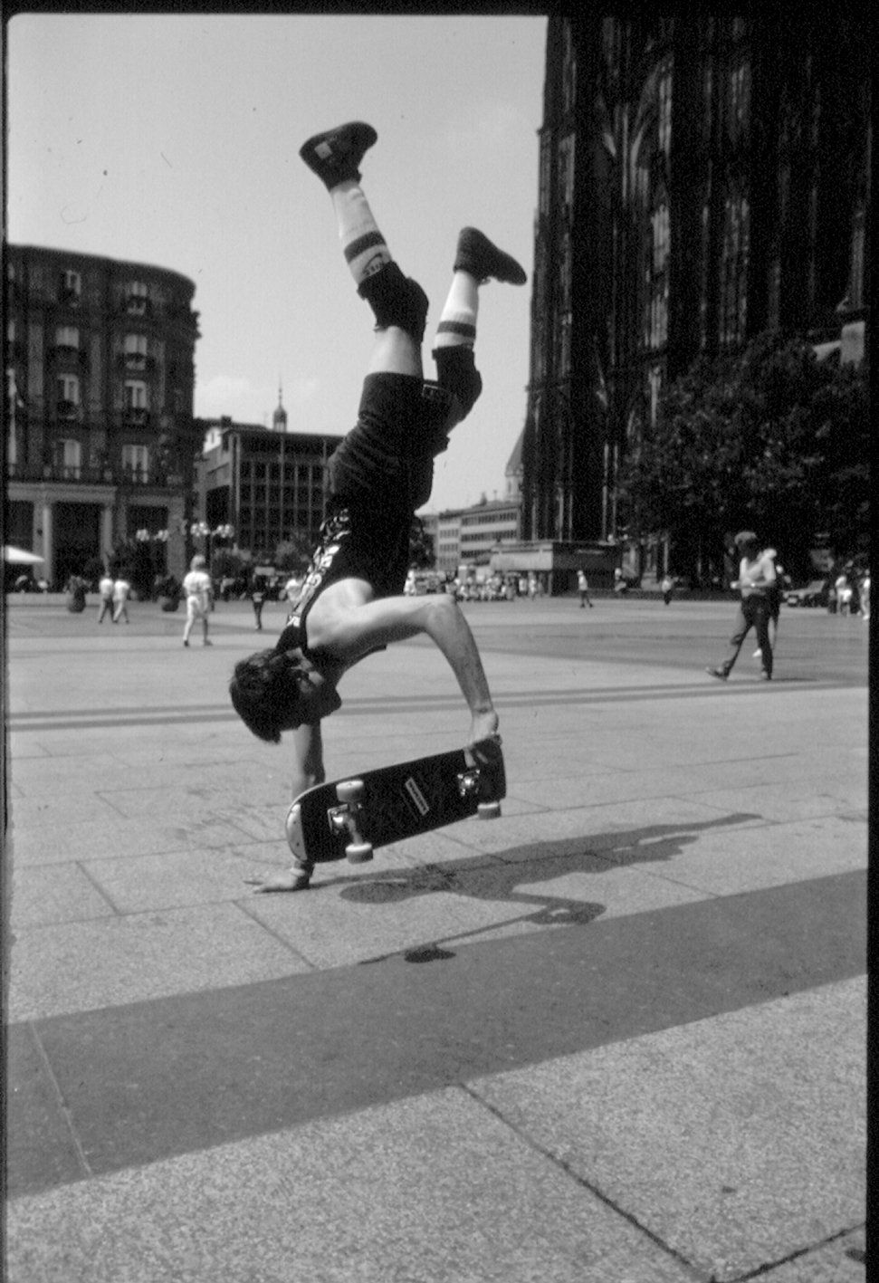 Gymnastplant, Domplatte Köln. Freestyle Skateboarding, Guenter Mokulys, 1990.