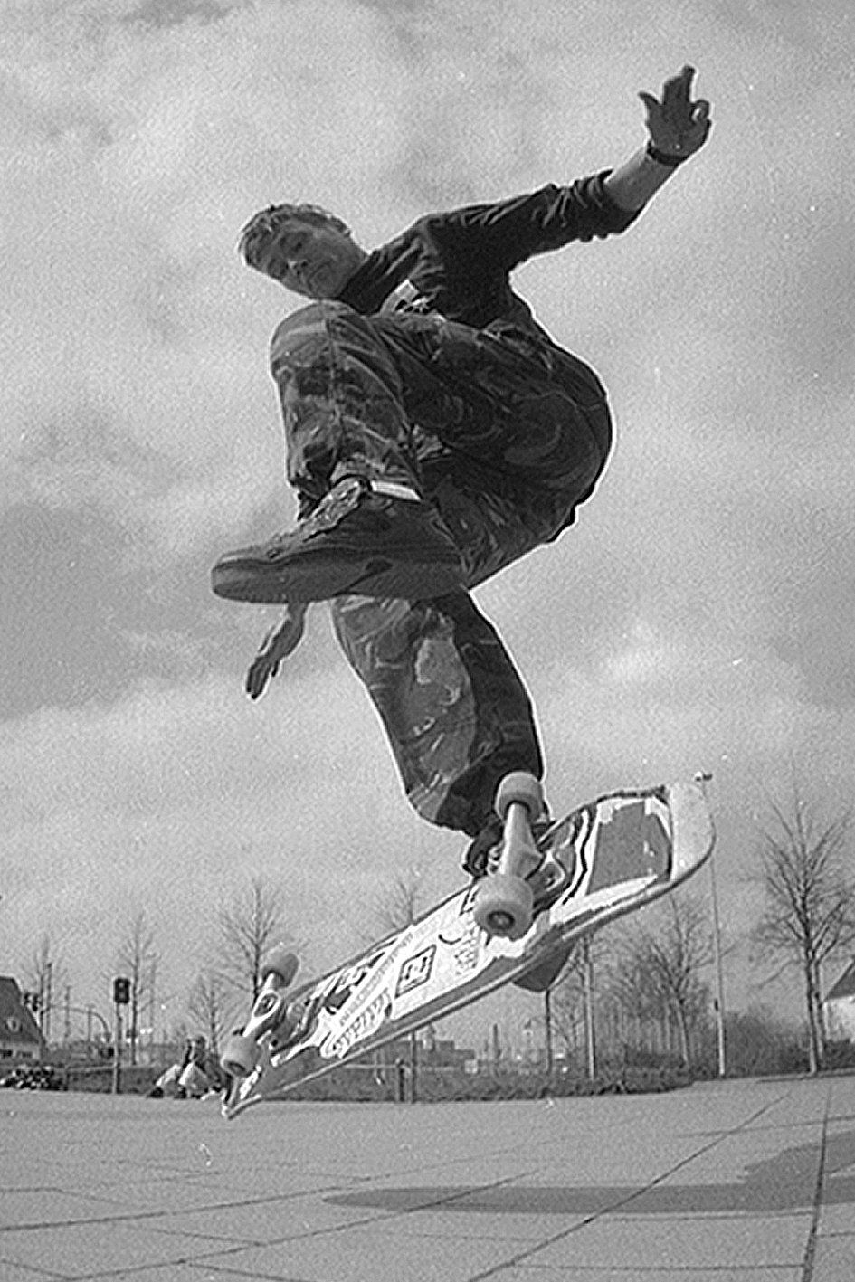 360° Presser-Flip. Freestyle Skateboarding, Guenter Mokulys, 2002.