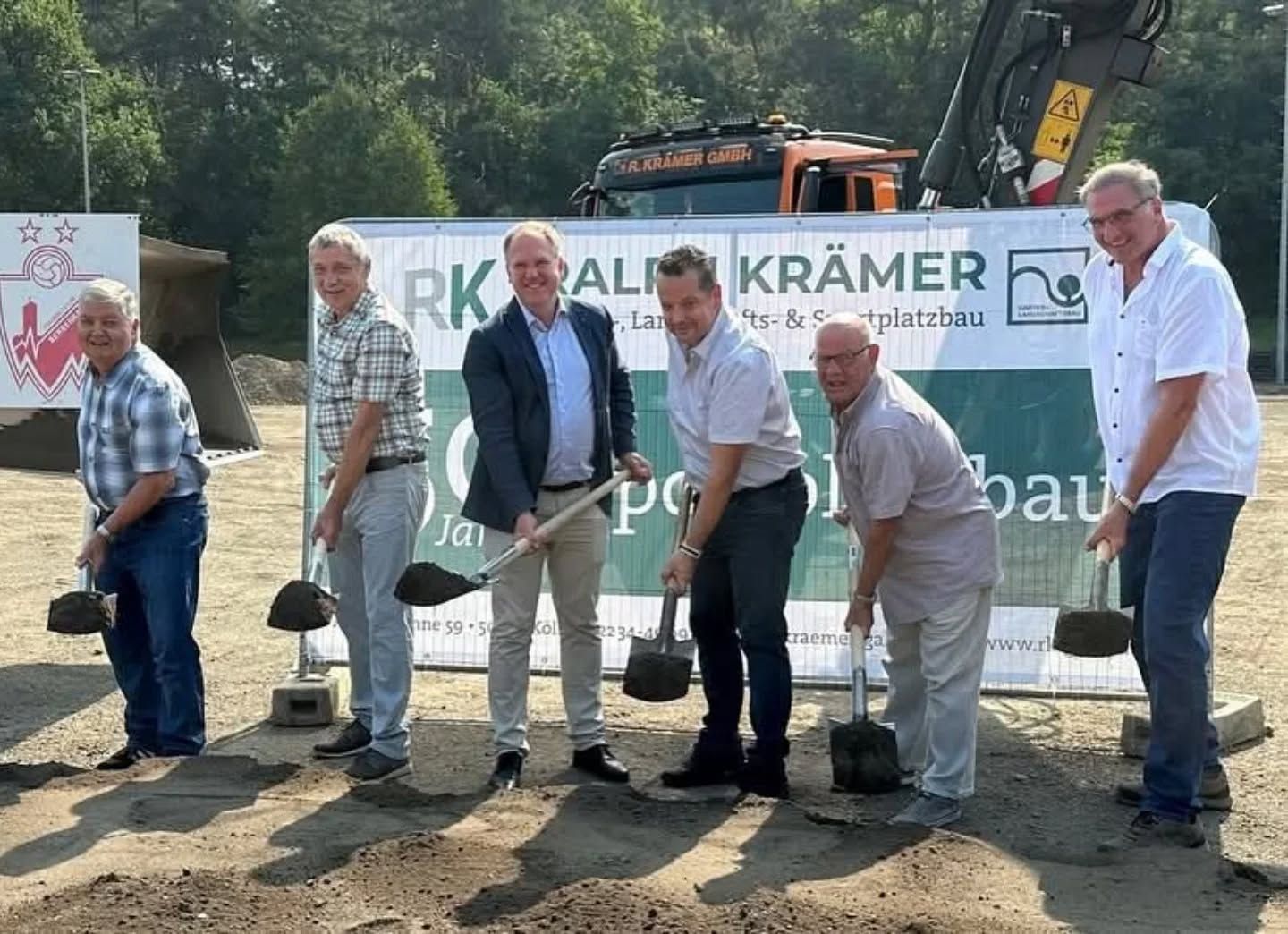 symbolischer Spatenstich auf unserem ehemaligen Rasenplatz