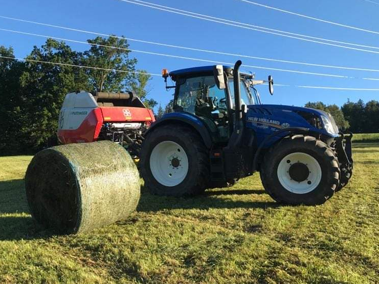 Rundballenpresse mit New Holland Schlepper
