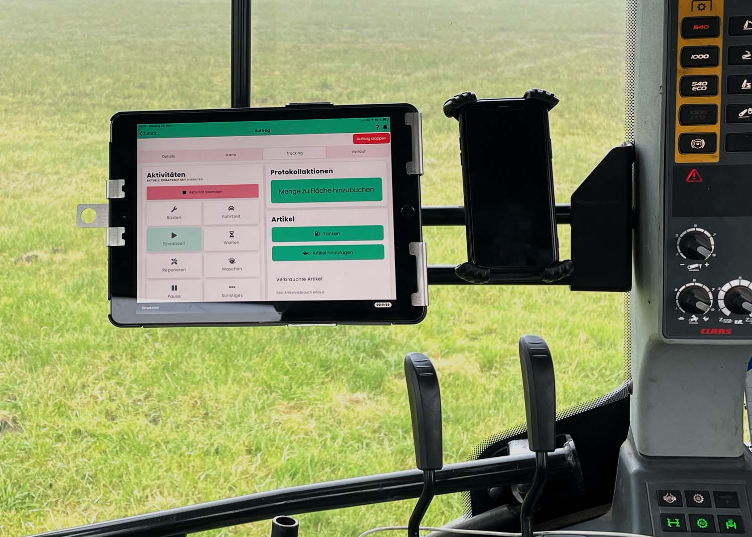 Tablet-Halter MultiGrip von FarmAct, montiert in einem Traktor von Claas Tablet-Halter MultiGrip von FarmAct, montiert in einem Traktor von Claas