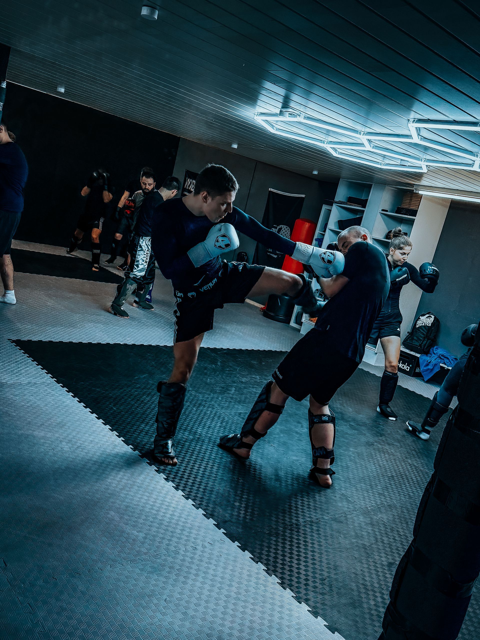 Kampfsport und Selbstverteidigung in Oldenburg. Kickboxen im Bereich Vollkontakt, K-1 und Leichtkontakt. Krav Maga für realistische Selbstverteidigung. Selbstverteidigung, Selbstbehauptung und Deeskalation für Kinder und Jugendliche.