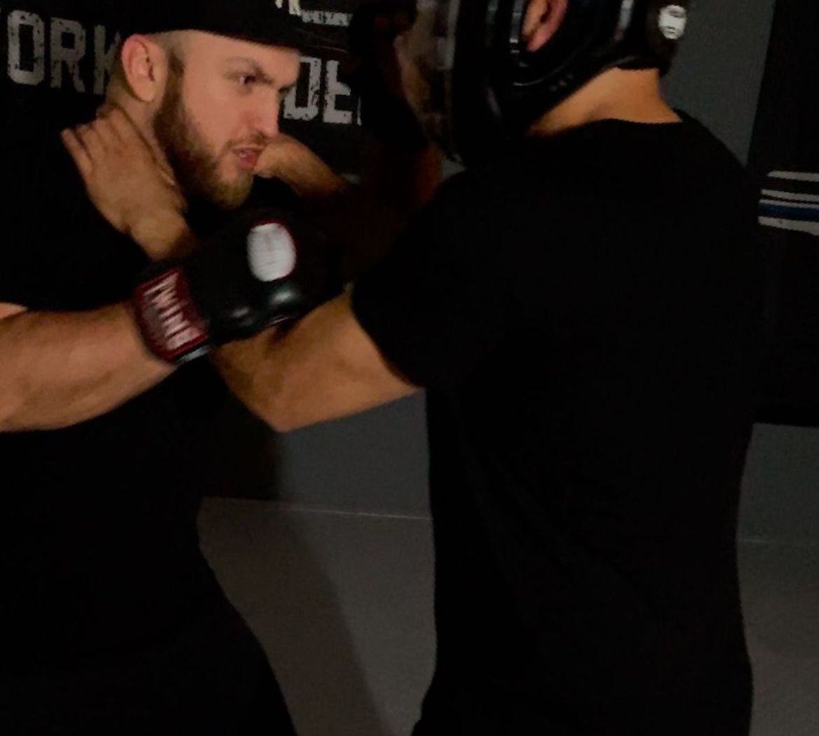 Kampfsport und Selbstverteidigung in Oldenburg. Kickboxen im Bereich Vollkontakt, K-1 und Leichtkontakt. Krav Maga für realistische Selbstverteidigung. Selbstverteidigung, Selbstbehauptung und Deeskalation für Kinder und Jugendliche.