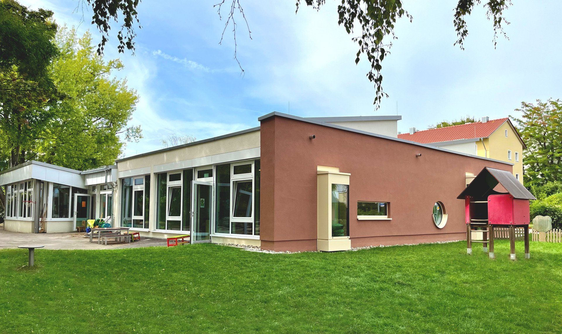 Kindergarten, Sanierung, Mehrzweckraum, Gruppenraum, Gründach, Ausstellfenster, KiTa, Erweiterung