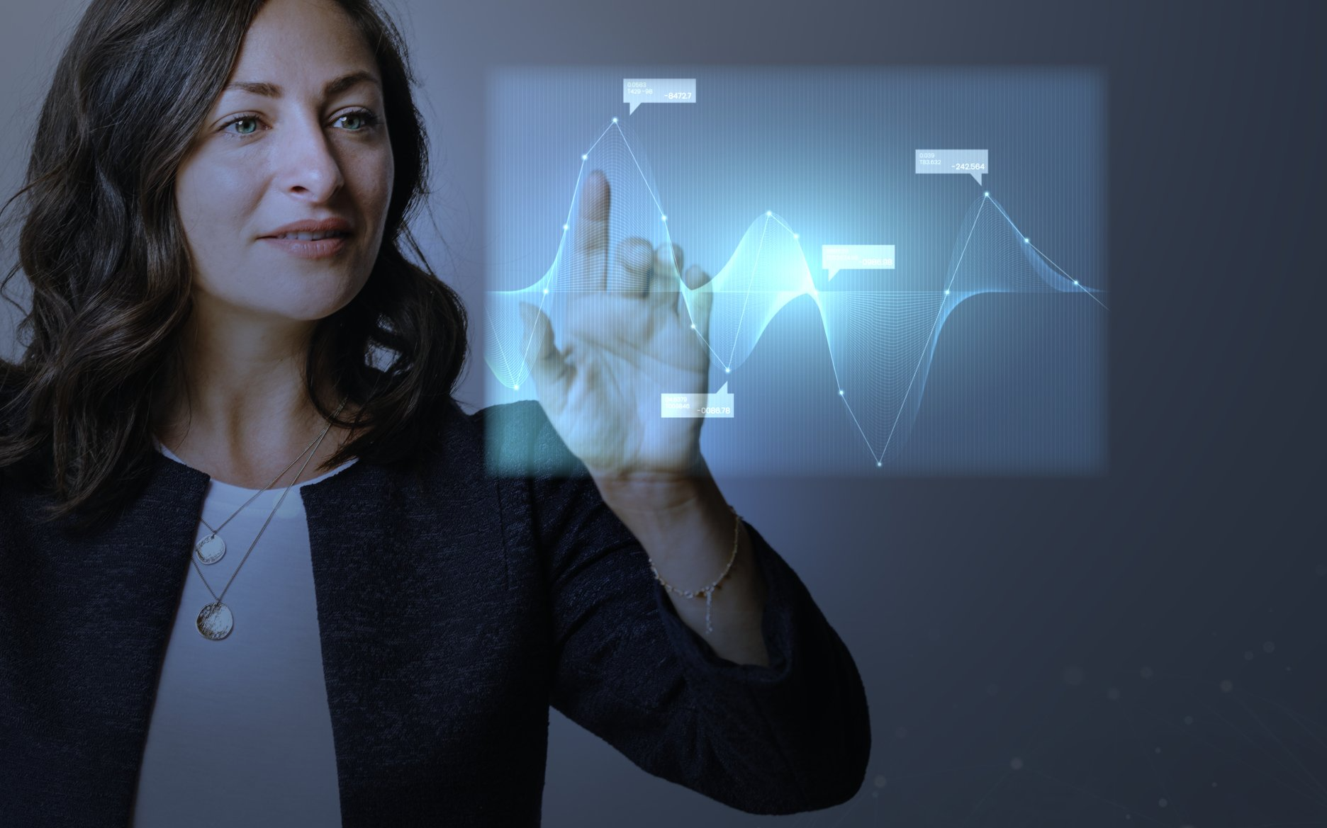 Mujer mostrando un gráfico