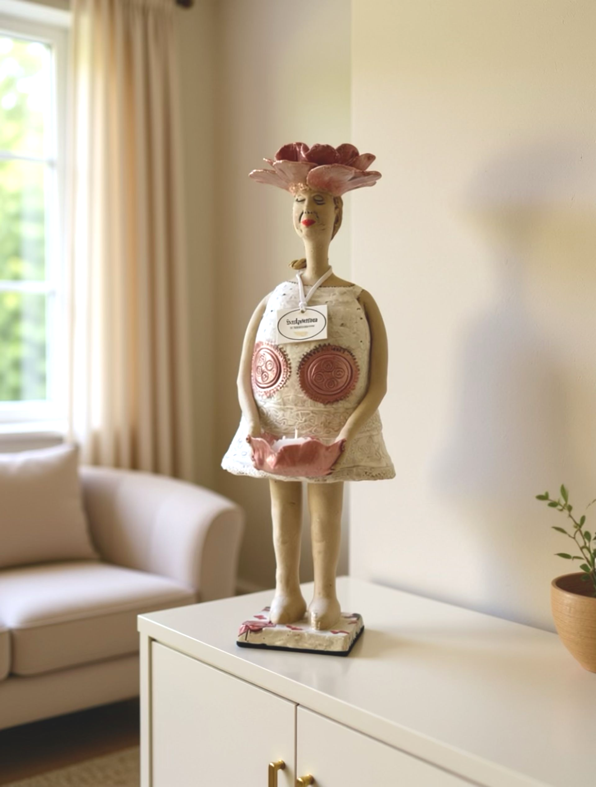 Skulptur Frau mit rosa Blütenschale