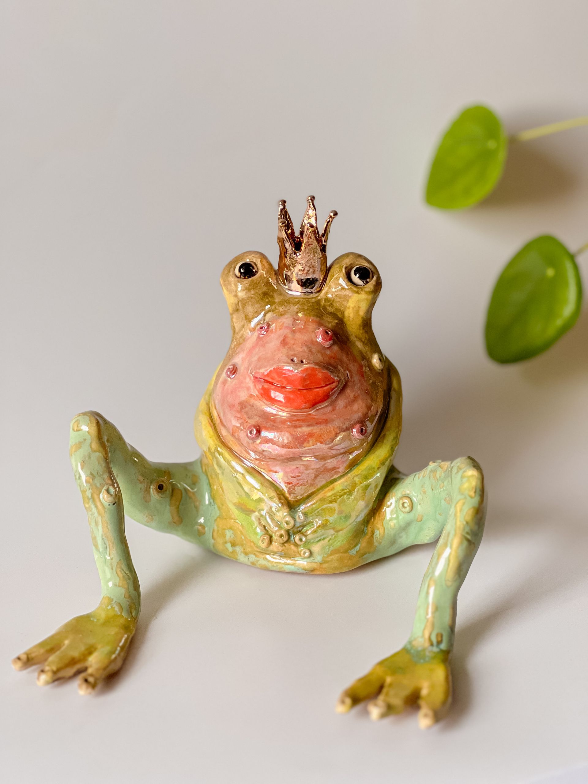 Froschkönig aus Keramik