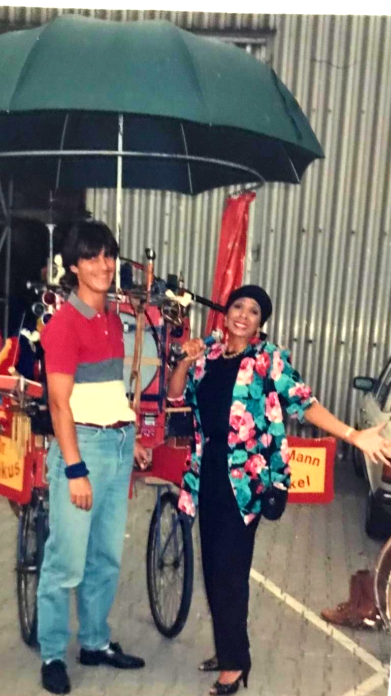 Shirley Bassey singt für Klemens den James Bond Titelsong GOLDFINGER. Shirley Bassey singt für Klemens den James Bond Titelsong GOLDFINGER.