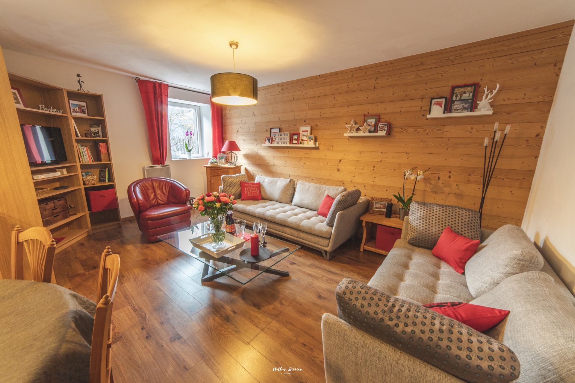 salon lumineux appartement de vacances 4⭐ à Saint-Lary Soulan, balcon, confort et services inclus