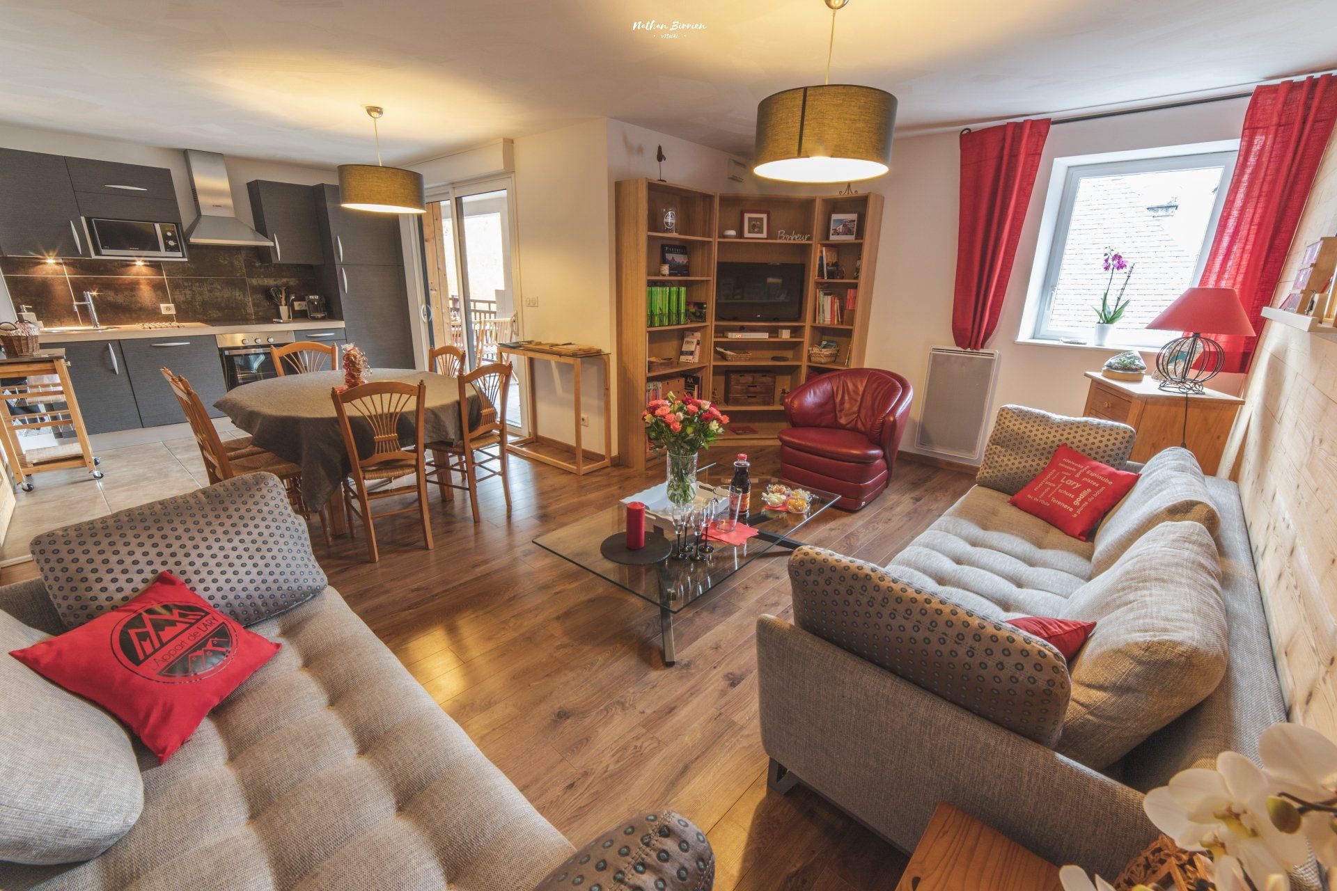 Séjour lumineux appartement de vacances 4⭐ à Saint-Lary Soulan, balcon, confort et services inclus
