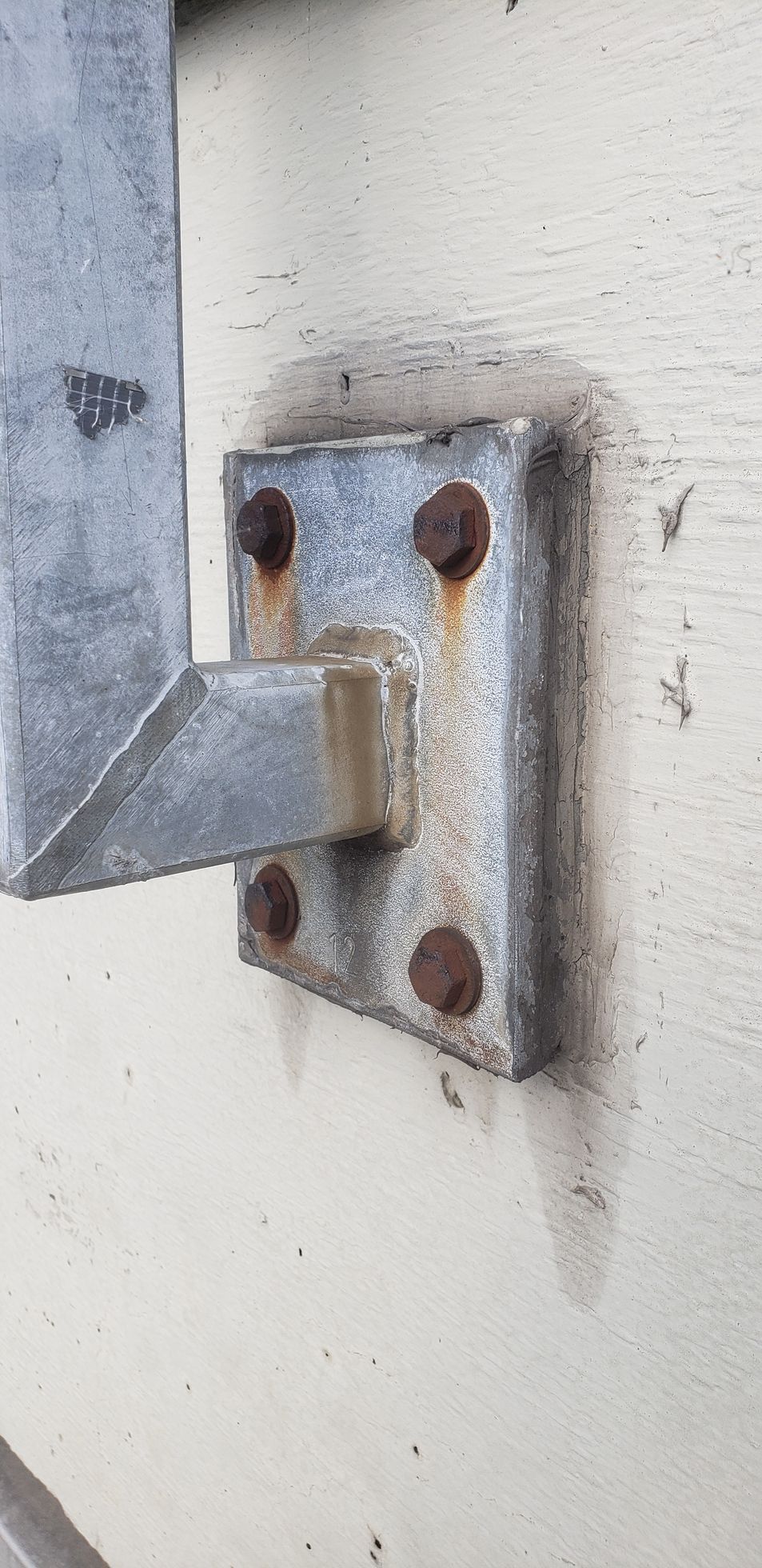 Vielleicht der richtige Dübel, aber definitiv mit galvanisch verzinkt die falsche Materialwahl. Hier sind Dübel aus nichtrostendem Stahl erforderlich. Vielleicht der richtige Dübel, aber definitiv mit galvanisch verzinkt die falsche Materialwahl.
Hier sind Dübel aus nichtrostendem Stahl erforderlich.
Foto: Eckehard Scheller