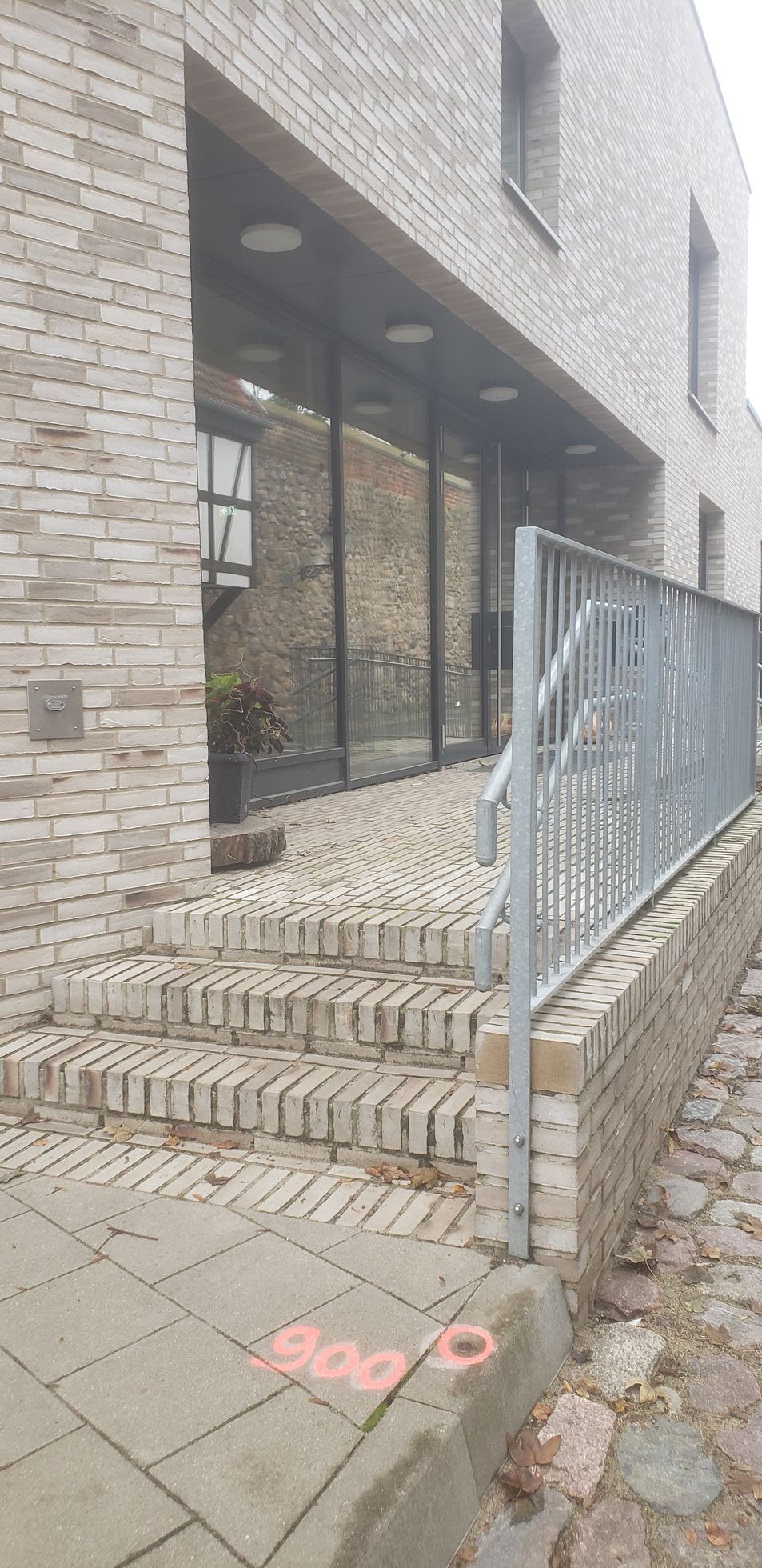 Geländer zu einer Kindertagesstätte