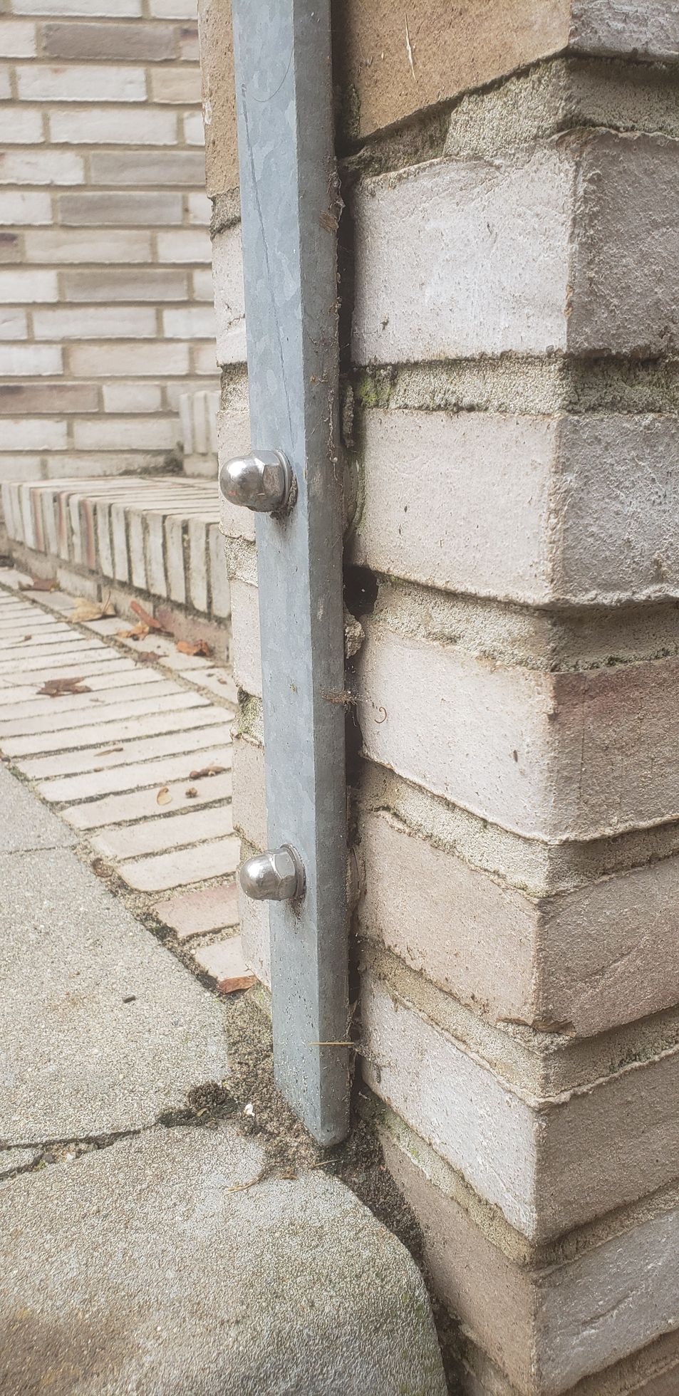 Es gibt bisher keine zugelassenen Metall-Injektionsanker zur Verankerung im Mauerwerk.
Das Dübel-System wurde nicht wie vom Hersteller geliefert eingebaut, sondern abgewandelt.