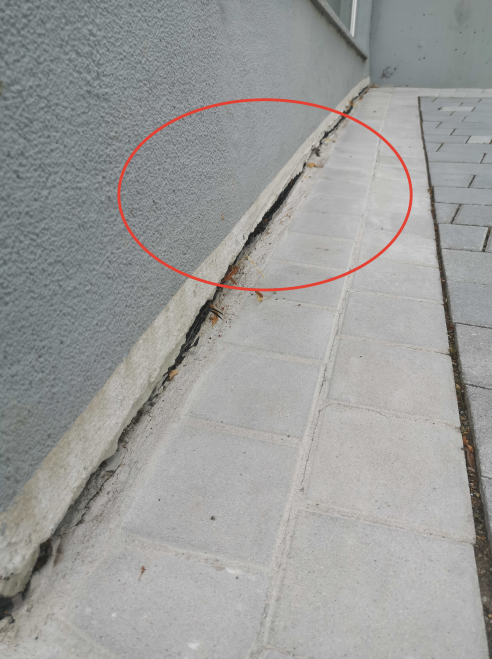 Mauerriss mit Markierung Mauerriss mit Markierung