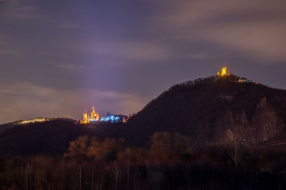 Petersberg, Schloss Drachenburg und Drachenfels beim Schlossleuchten