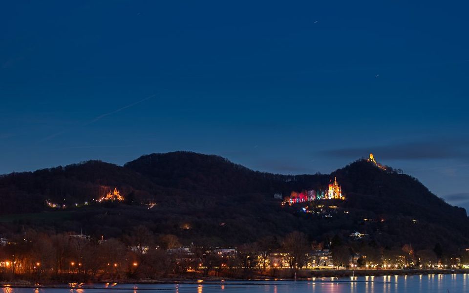 Panoramablick auf das Siebengebirge beim Schlossleuchten