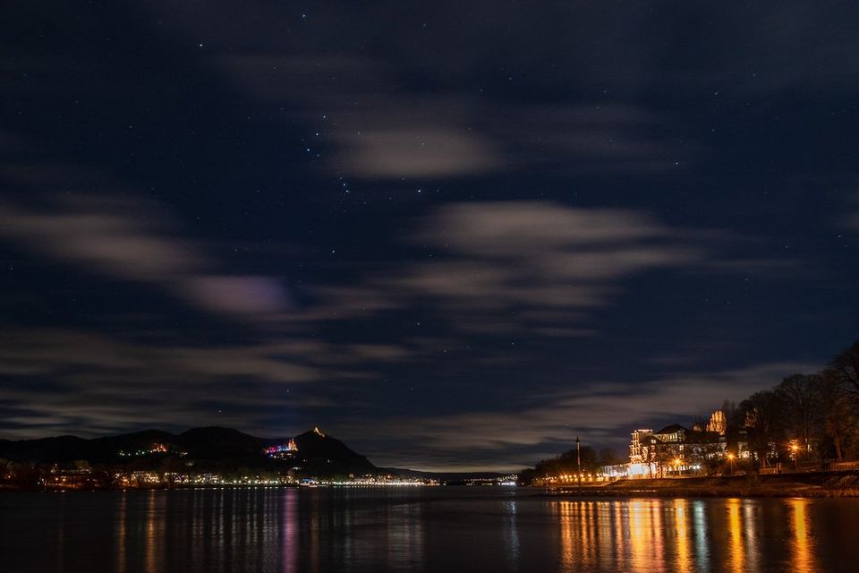 Panoramablick auf das Siebengebirge beim Schlossleuchten