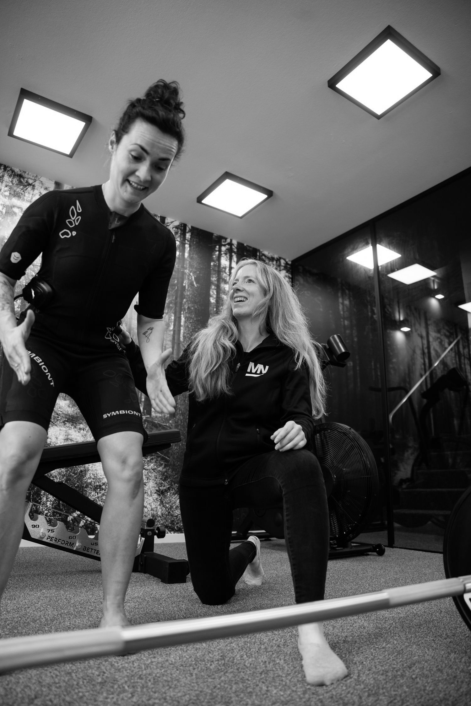 Trainerin begleitet Kundin beim EMS Training in Neuenrade