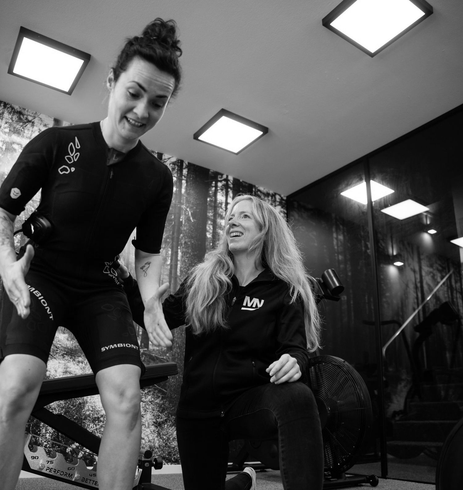 Trainerin begleitet Kundin beim EMS Training in Neuenrade